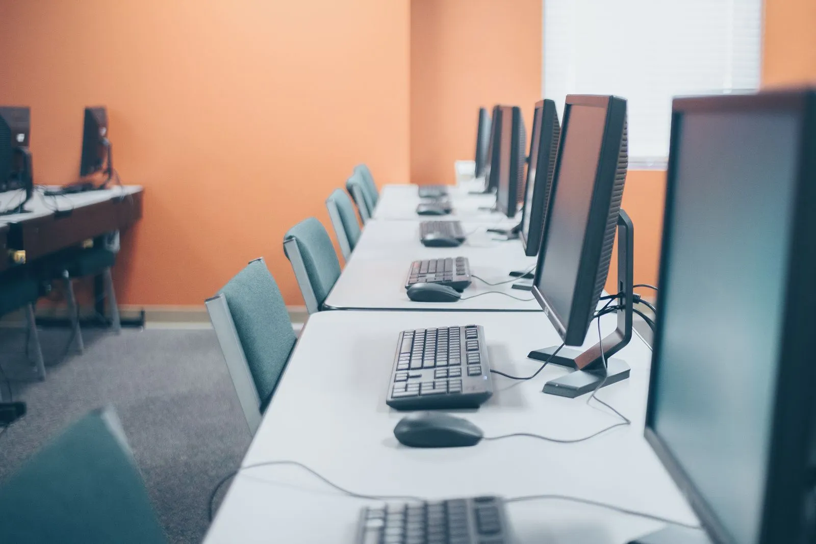 Reihe eingerichteter Arbeitsplätze in einem Büro